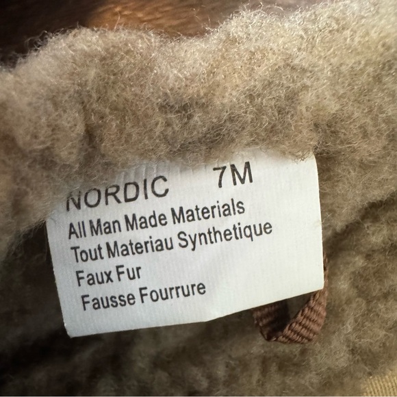 Deer Stags NWT Nordic Red and Black Plaid Sherpa Adult Slippers - Picture 4 of 6